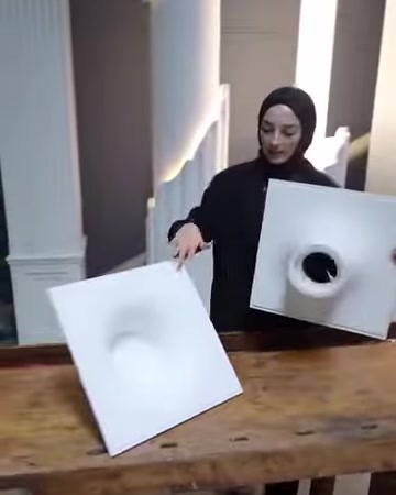 L’apparecchio illuminante convesso viene inclinato per mostrare la sua forma sporgente