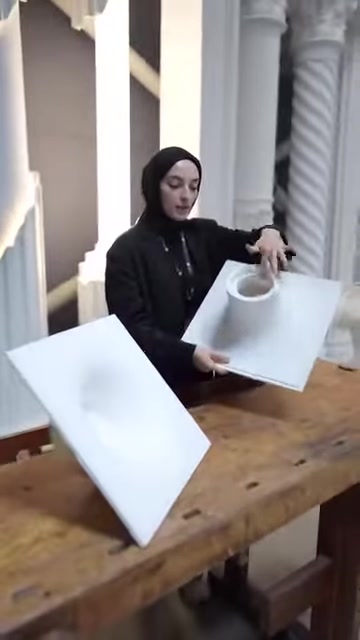 Vengono esaminati la forma rialzata e l'incavo circolare del corpo illuminante convesso