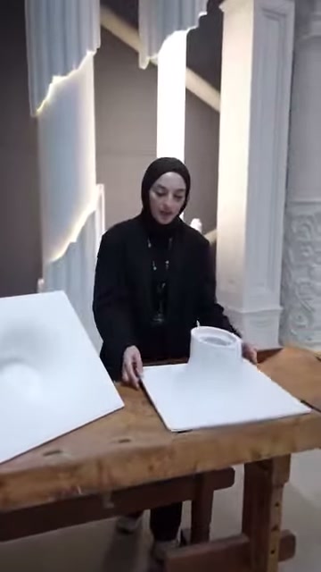 Pannelli amorfI vengono confrontati nelle loro diverse forme su un tavolo in legno