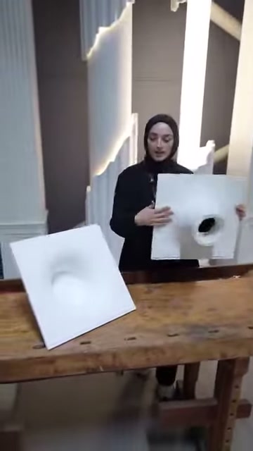 Il conduttore indica con la mano la sede circolare della plafoniera sul pannello quadrato