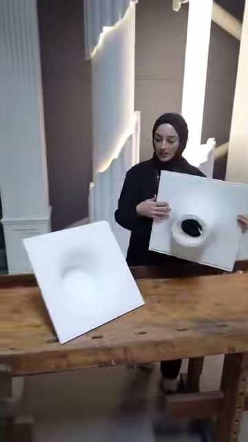 Il pannello amorfO bianco con sede in rilievo viene mantenuto rivolto verso gli spettatori