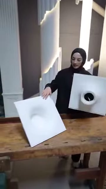 Il conduttore mostra il pannello con forma a cavità sul tavolo con la mano