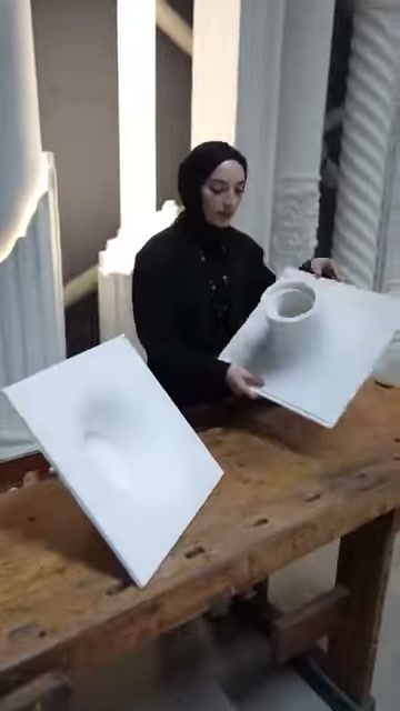 Il conduttore esamina con la mano il perimetro della sezione sporgente spiegandola