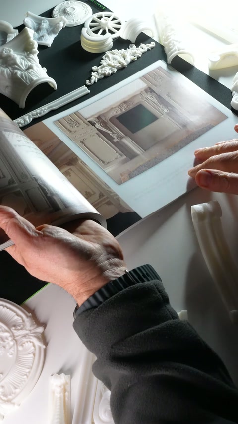 La mano indica il posizionamento dei rivestimenti di soffitto e parete nel catalogo
