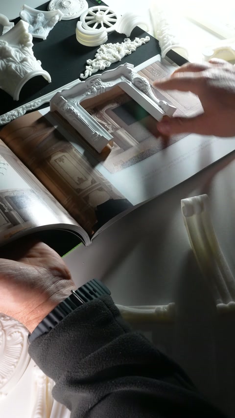 Il dito mostra la disposizione del bordo decorativo nell'apertura interna del modello