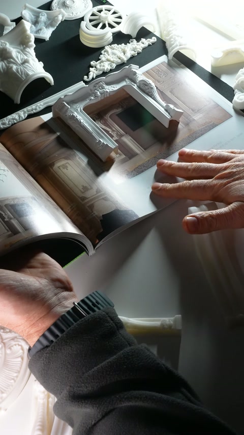 La mano indica il pezzo profilato sul bordo inferiore del modello