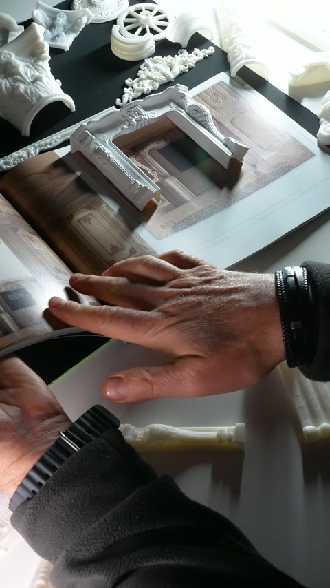 La mano esamina da vicino la sezione laterale con colonne del modello bianco