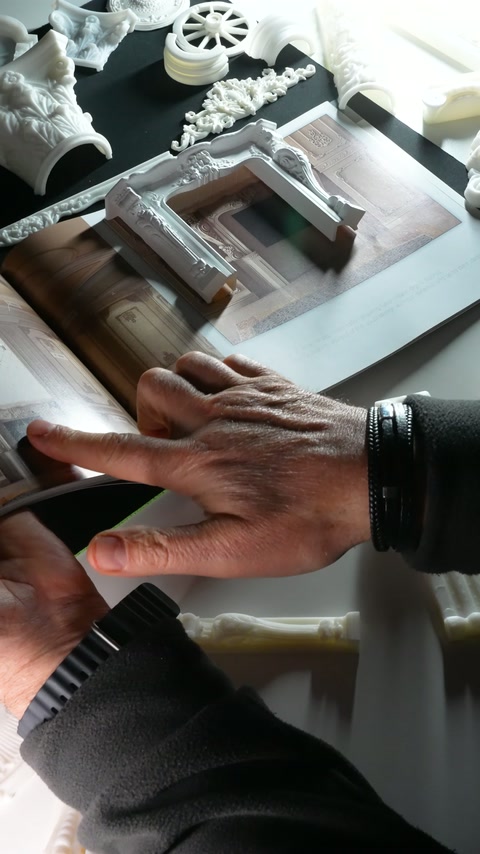 Le dita controllano il punto di giunzione nell'angolo inferiore del modello
