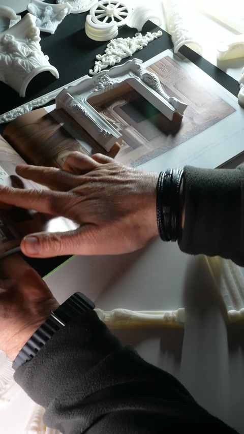 Il movimento della mano presenta diversi pezzi decorativi intorno al modello