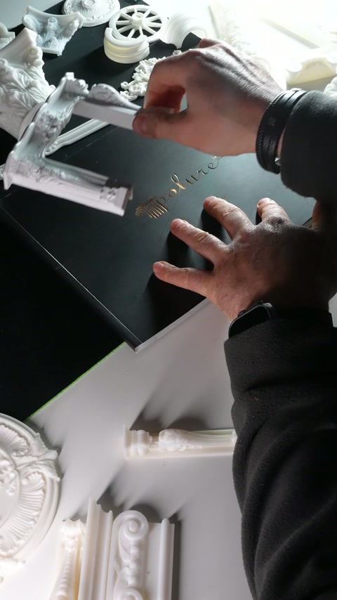 La cornice bianca viene ripristinata sulla copertina nera del catalogo