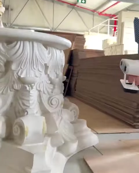 Sütun başlığının volütleri ve yaprak kabartmaları yandan görüntüleniyor