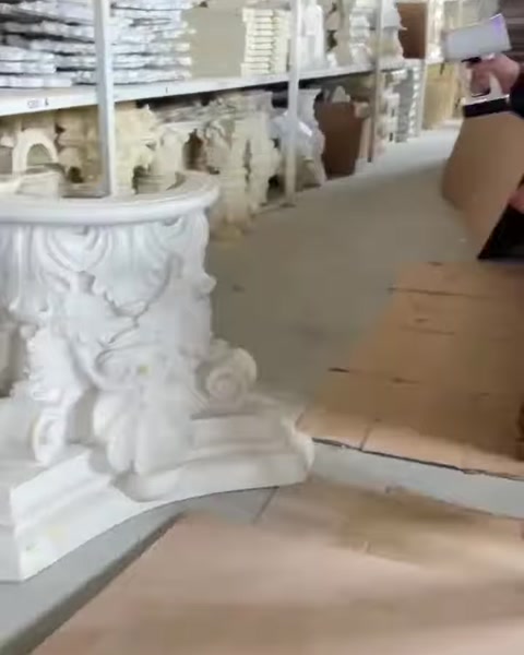 Üretim alanında tamamlanmış süslü sütun başlıkları sıralanıyor