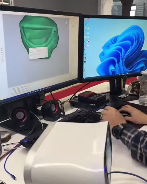 Bilgisayar ekranlarında taranan parçanın üç boyutlu modelleri açık