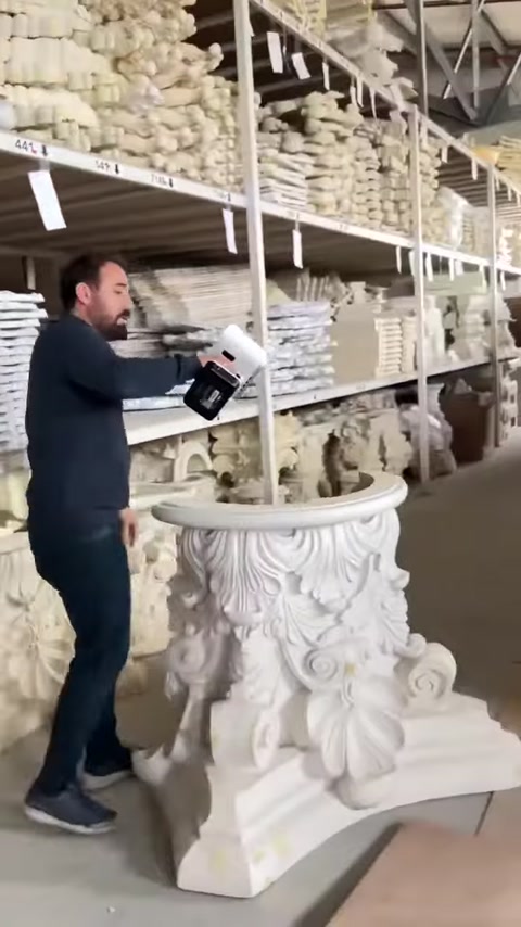 Il capitello decorativo viene scansionato da diverse angolazioni con un dispositivo portatile