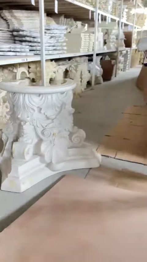 Sul capitello bianco sono visibili dettagli di foglie, volute e riccioli