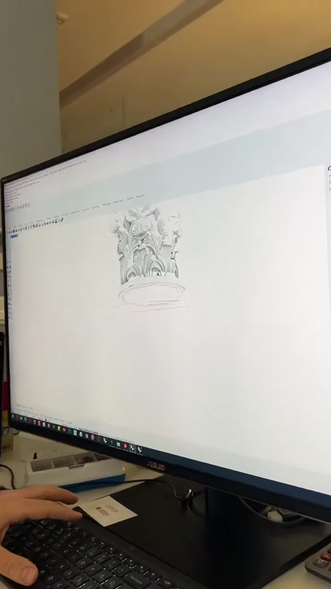 Il disegno digitale del capitello con motivi a foglia viene completato sullo schermo