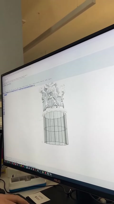 Viene mostrato il modello digitale di una colonna composta da capitello e fusto scanalato