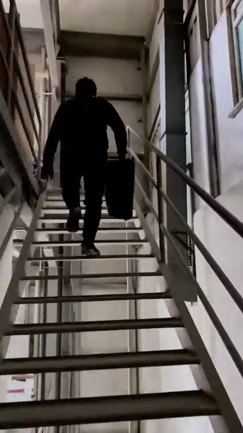L'addetto con lo scanner si sposta verso il piano superiore del deposito modelli.