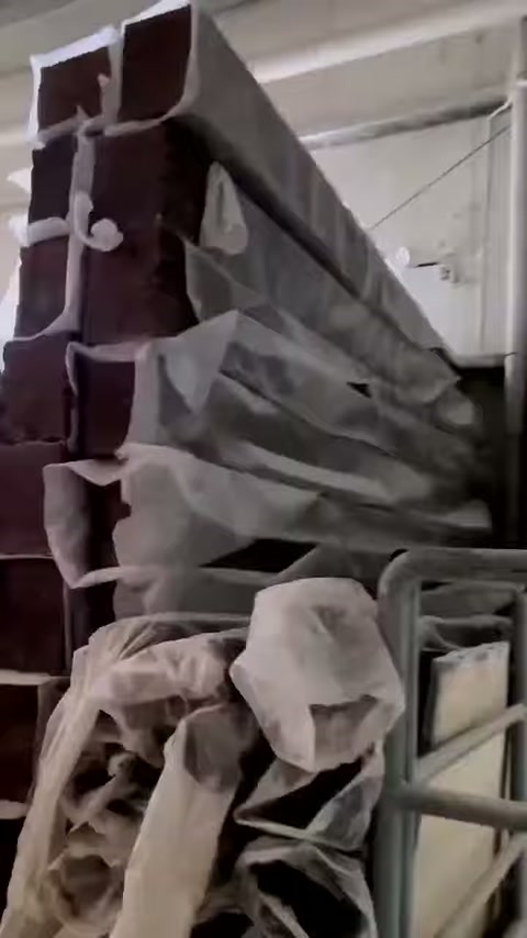 Parti di stampi decorativi sono impilate lungo il bordo dello scaffale.