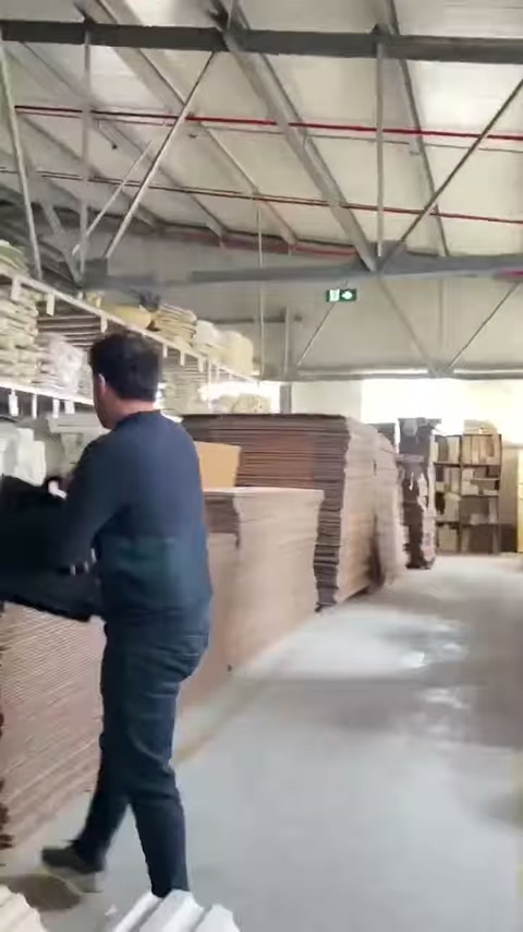 L'addetto passa davanti agli scaffali di produzione verso l'area di scansione.