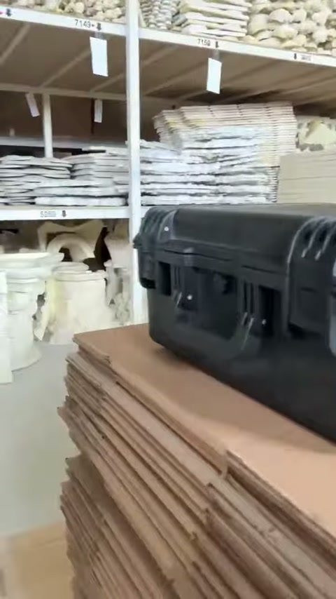 L'addetto cerca il modello appropriato tra le parti decorative sugli scaffali.