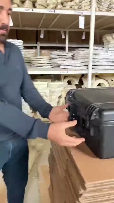 L'attrezzatura portatile di scansione viene preparata aprendo la borsa protettiva.