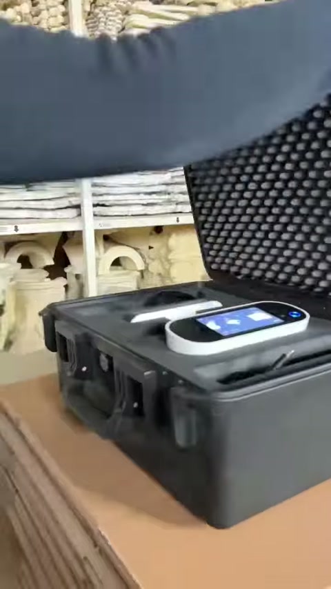Lo scanner portatile è visibile da vicino dentro la borsa dell'attrezzatura aperta.