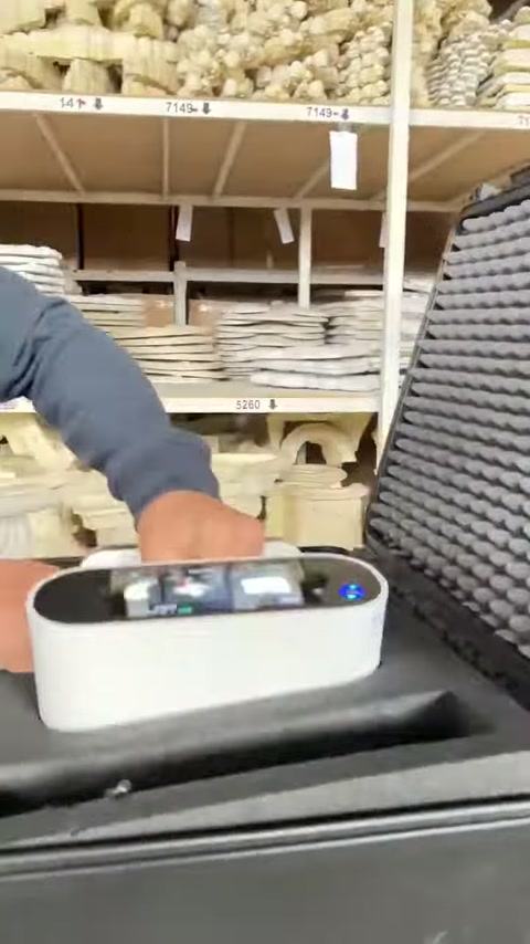 L'addetto regola l'apparecchio controllando lo schermo prima della scansione.