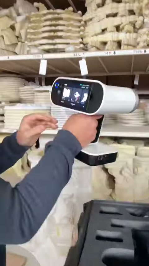 Lo scanner manuale viene azionato in preparazione al capitello di colonna.
