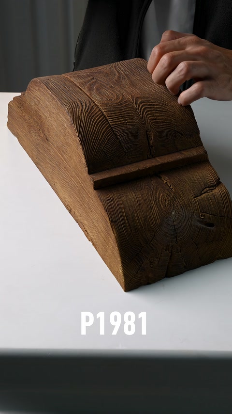 Viene controllata la superficie di un campione di trave decorativa con texture del legno