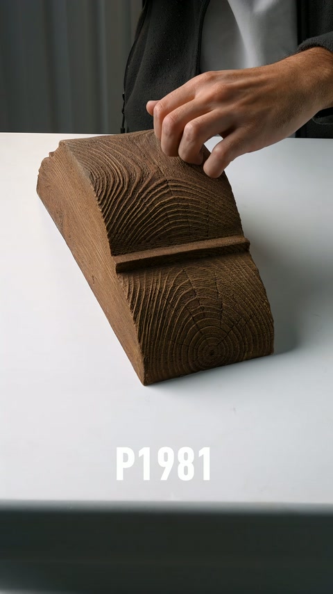 La mano tocca la superficie superiore di un campione di trave con aspetto di legno