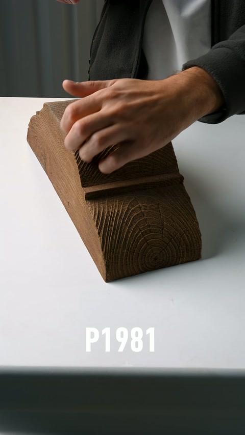 La texture del legno della trave decorativa marrone viene tracciata con le dita