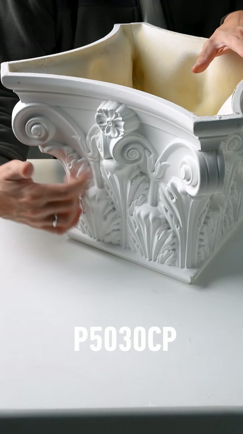 La sezione interna di una parte di colonna decorativa con capitello corinzio viene mostrata