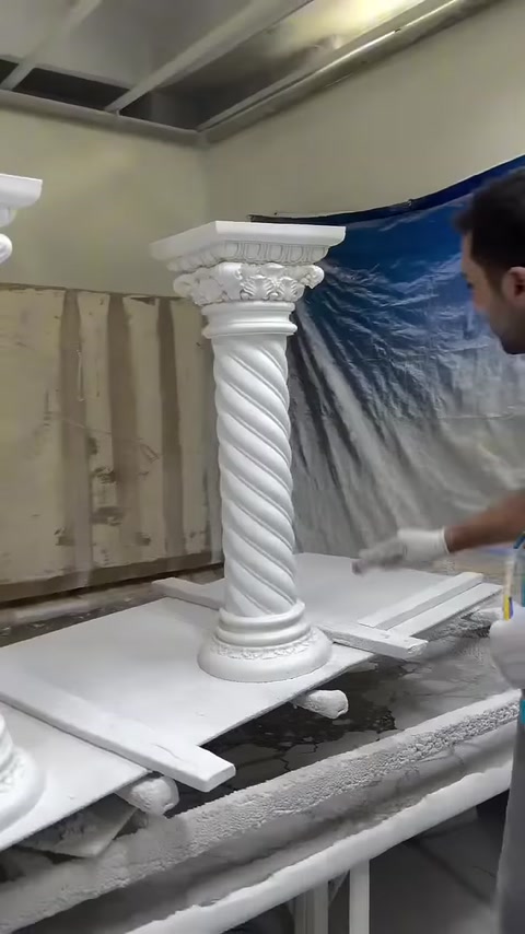 Colonne tortili con serpente in poliuretano e modelli di tavolini romani