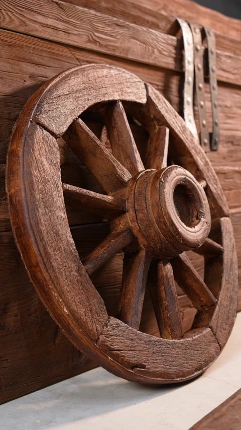 Dettaglio ravvicinato di una ruota decorativa texturizzata con finitura effetto legno realistica