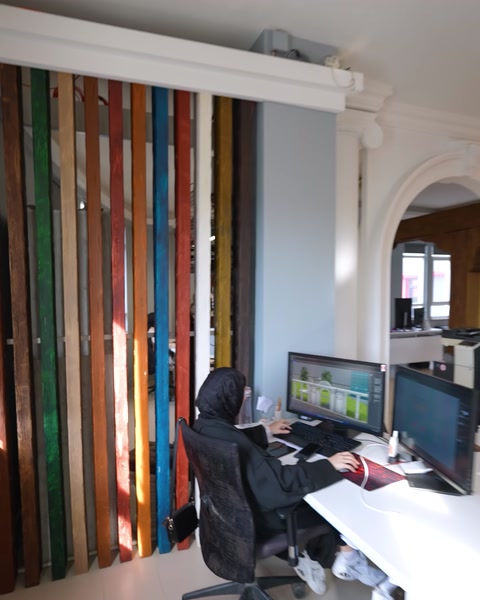 Ofis duvarında farklı renk ve profil örnekleri sergileniyor