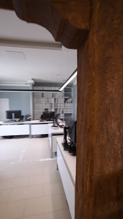 Ofis mutfağında sade tavan kartonpiyeri ve ahşap kaplamalar