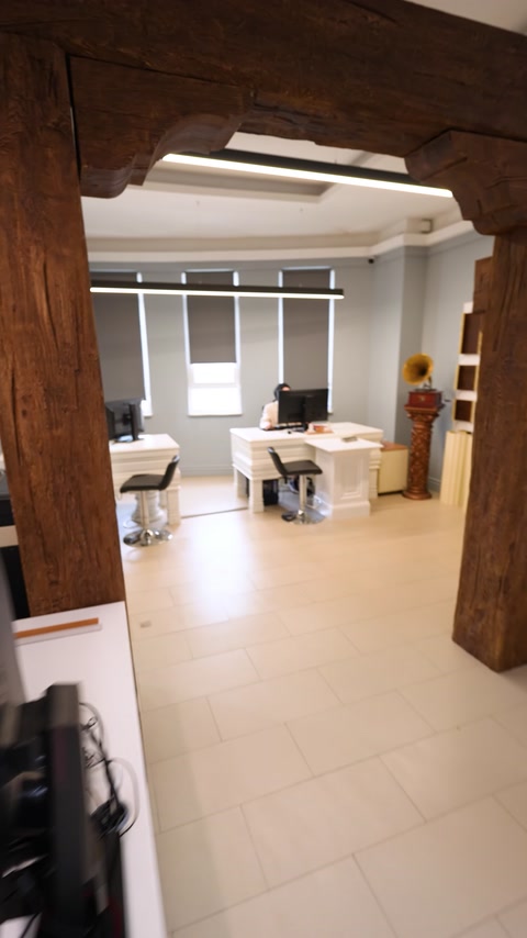 Tasarım ofisinin çalışma alanı ve dekoratif tavan düzenlemesi