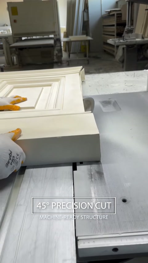 Poliüretan dekoratif panel makinede açılı olarak kesiliyor
