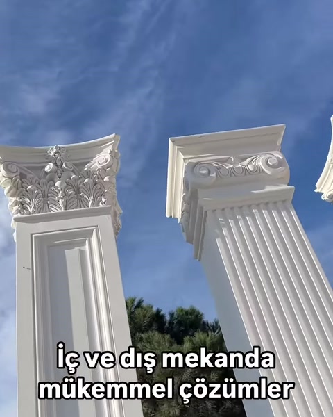 Farklı sütun başlıkları ve yivli gövdeler yakından görülüyor