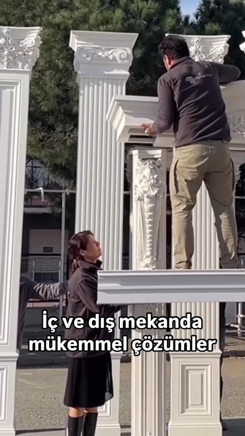 Si esegue l'applicazione su una cornice decorativa composta da elementi verticali scanalati