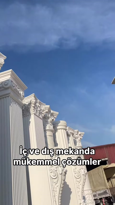 Modelli classici di colonne scanalate sono esposti in fila