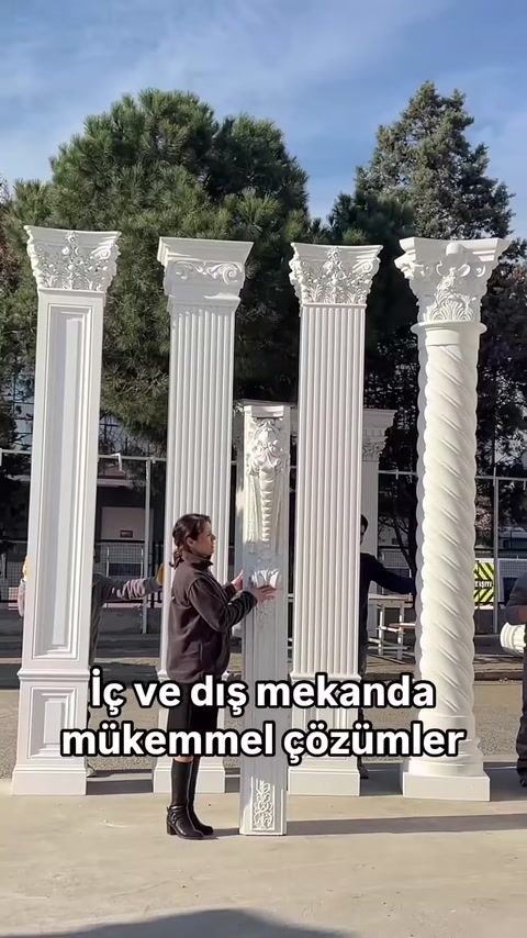Diverse colonne decorative con fusti tortili e scanalati sono disposte in fila