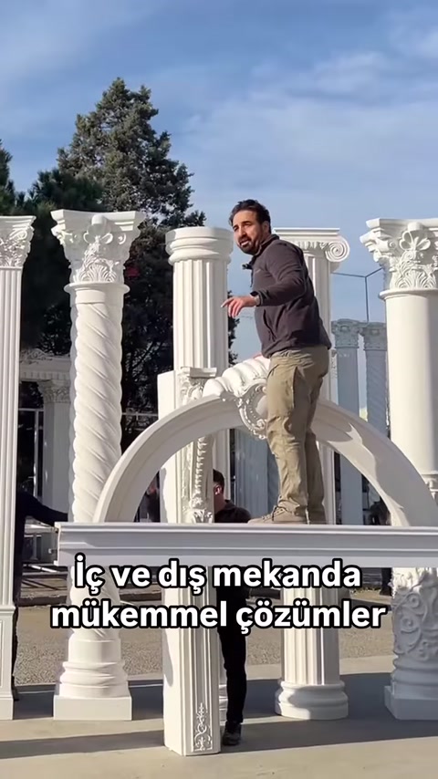 Un elemento di arco decorativo viene posizionato sopra una cornice con colonne