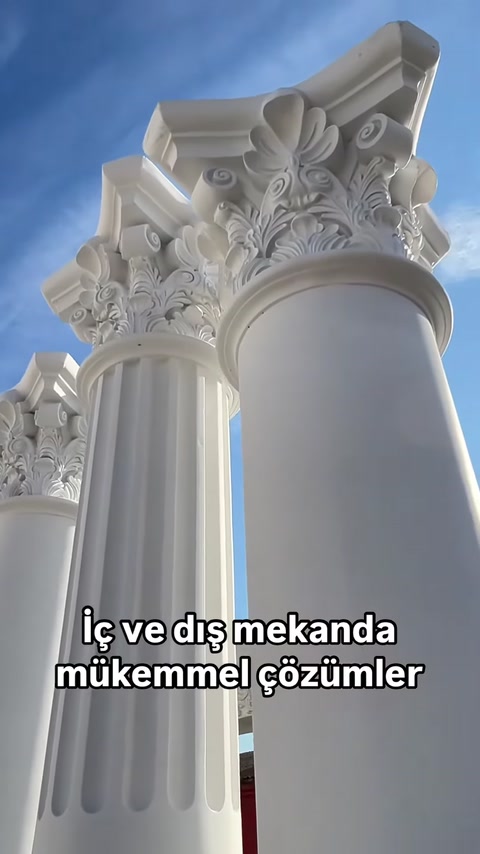 Capitelli di colonne decorati in stile corinzio sono ripresi dal basso