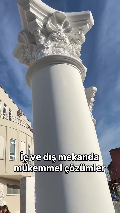 Sono esposti un fusto di colonna rotondo liscio e il suo capitello decorato