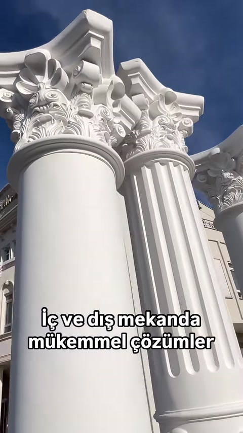 Si vedono i capitelli con decorazioni vegetali di colonne rotonde e scanalate