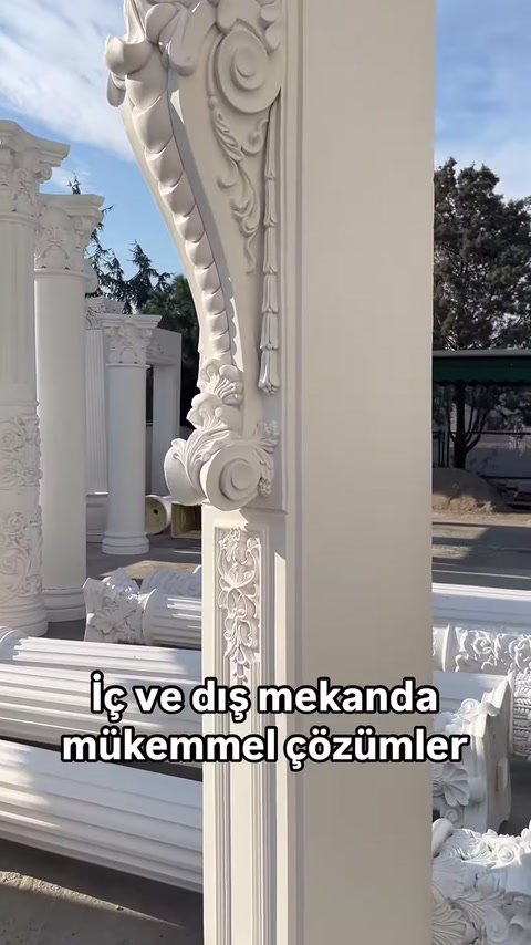 Si vedono la decorazione in rilievo lungo il bordo dell'arco e l'elemento verticale