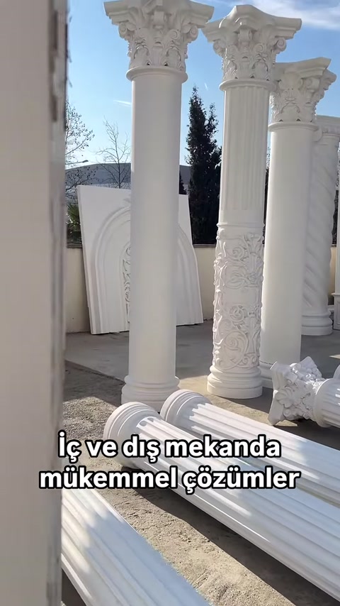 Colonne completate ed elementi decorativi orizzontali sono esposti insieme