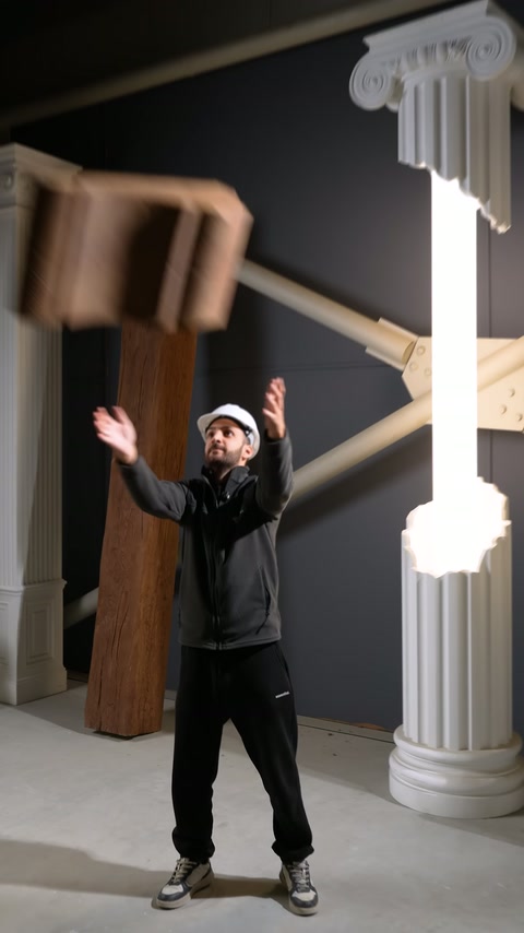 Modello di spalla in legno si muove in aria sopra il presentatore.